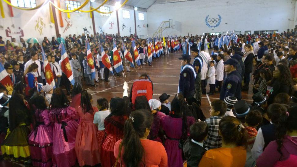 A pesar de las inclemencias climaacuteticas se celebra un nuevo aniversario de la patria