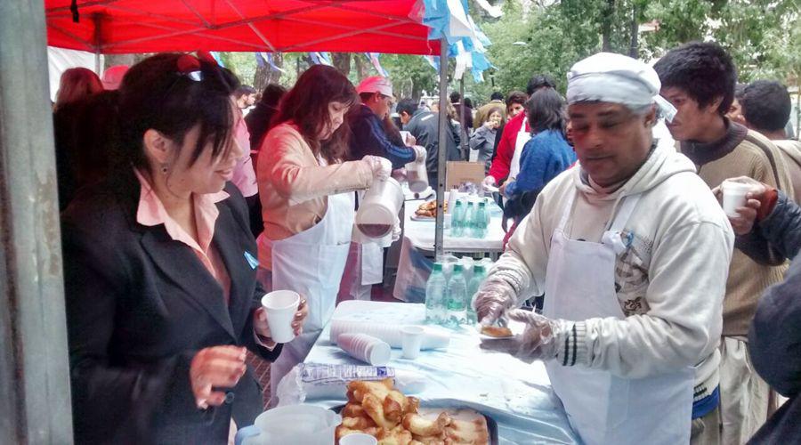 Los santiaguentildeos disfrutaron del tradicional chocolate del 25 de mayo