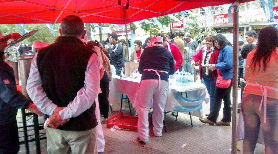 Los santiaguentildeos disfrutaron del tradicional chocolate del 25 de mayo