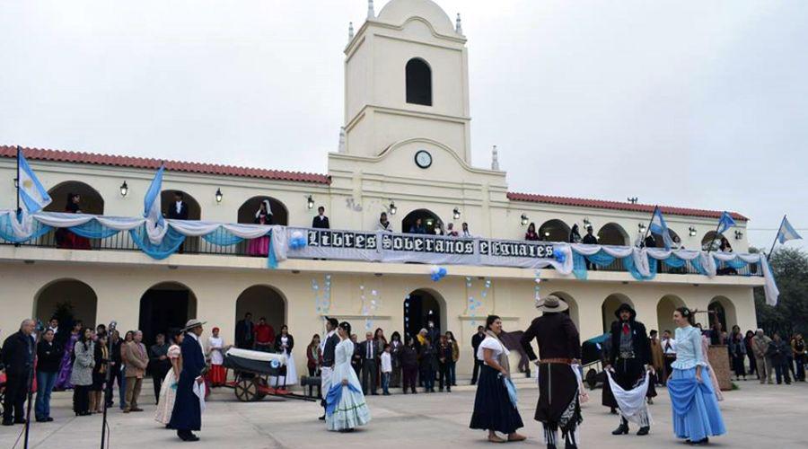 Antildeatuya- acto por la Revolucioacuten de Mayo frente al Cabildo