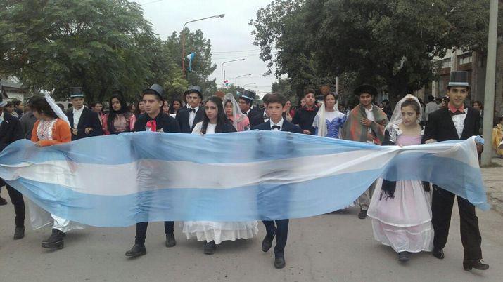 Colorida celebración por los 207 años de la Revolución de Mayo
