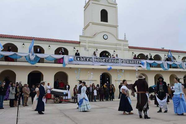 El pueblo de Antildeatuya festejoacute la fecha patria con un imponente acto frente al Cabildo