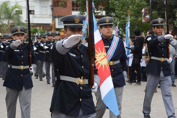 Un sentido desfile ciacutevico militar en honor a los heacuteroes de la Patria