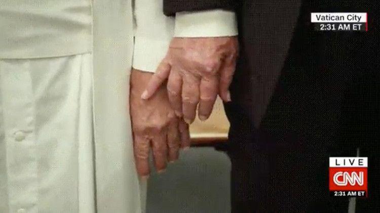 Broma Viral- Ni el Papa quiere darle la mano a Donald Trump