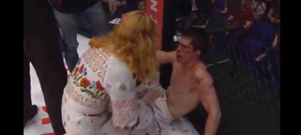 Una madre abofeteoacute a su hijo por perder la pelea