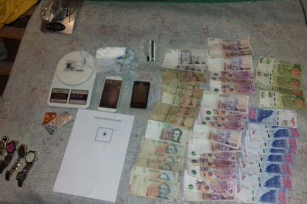 Buscaban aguantadero de motos robadas y hallaron cocaiacutena