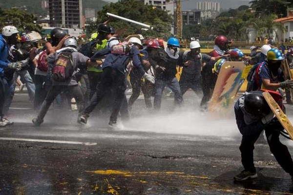 La oposicioacuten venezolana ahora salioacute a desafiar a la Fuerzas Armadas 