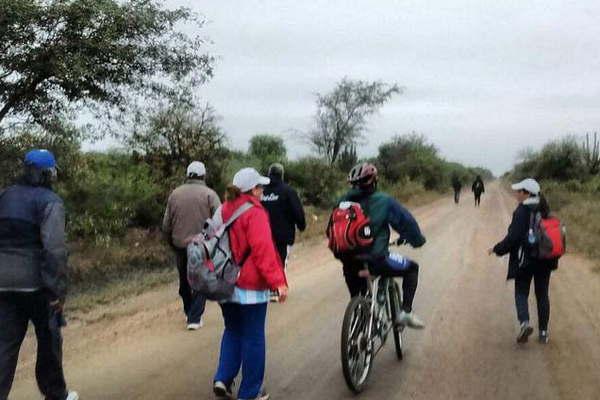 Peregrinos recorren los uacuteltimos kiloacutemetros para llegar a Mailiacuten