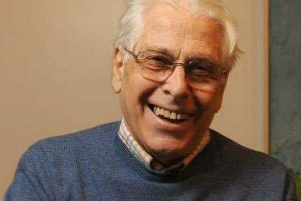 El periodista y actor Andreacutes Percivale murioacute a los 77 antildeos tras luchar largos antildeos contra un caacutencer de pulmoacuten 