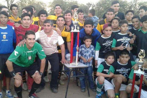 El 25 de Mayo obtuvo  la Copa Revancha ante  Los Primos Fuacutetbol Club 