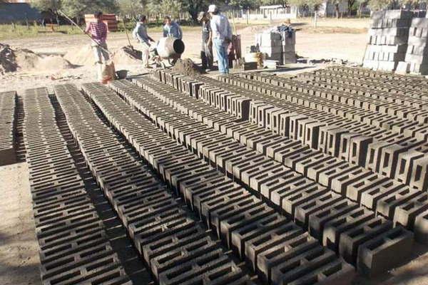 Decenas de familias de la localidad de Ardiles son beneficiadas con la entrega de bloques de cemento