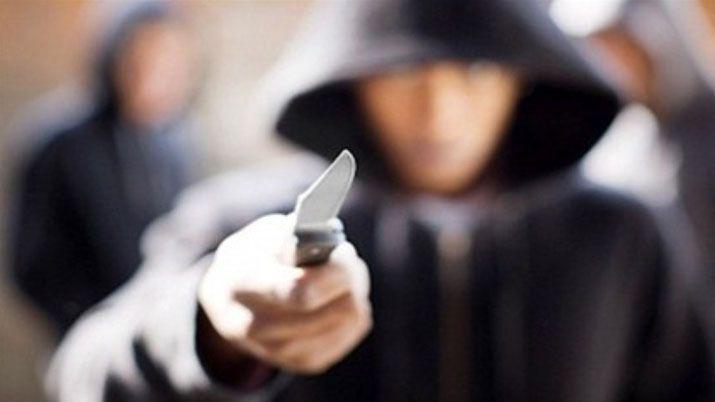 Bajoacute de su moto para orinar y lo asaltaron