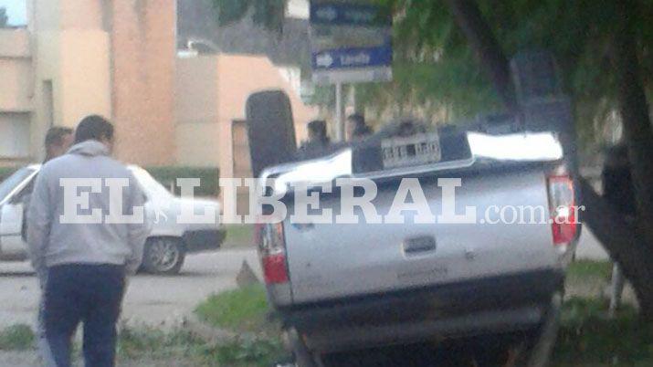 Camioneta volcoacute tras violento choque