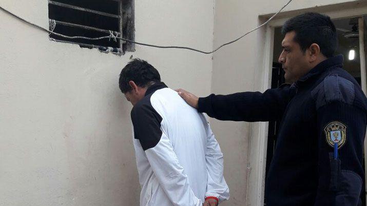 Policiacutea de franco de servicio redujo delincuente cuando pretendiacutea huir