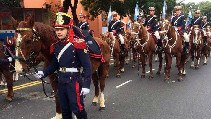 Multitudinario desfile militar por los festejos del 25 de Mayo