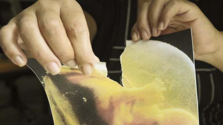 Procesan a una curandera por la muerte de una joven