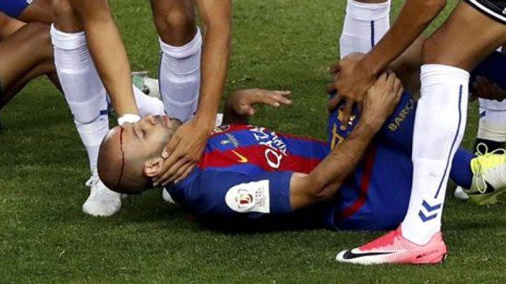 Mascherano sufrioacute un fuerte golpe en la cabeza y tuvo que salir