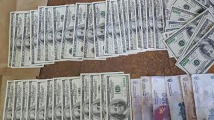 Detienen a dos hombres que llevaban maacutes de 32 mil doacutelares falsos