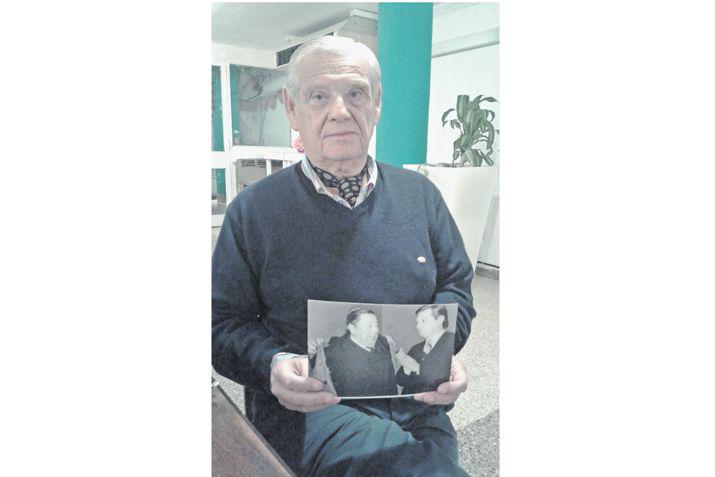 La barra de amigos santiaguentildeos que conocioacute Don Ata en 1982