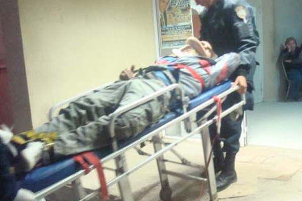 Colisioacuten entre moto y auto dejoacute un herido  leve en Las Termas 