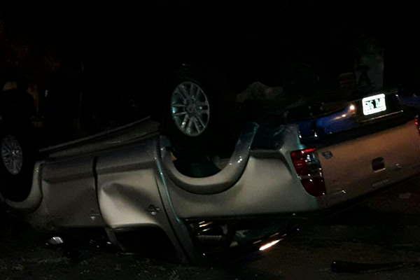 Una camioneta volcoacute tras chocar contra  un automoacutevil en pleno centro de La Banda 
