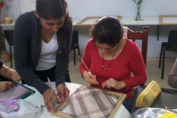 El taller de tejido que se dicta en Villa Ojo de Agua mostroacute sus producciones 