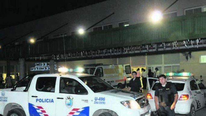 Un automoacutevil chocoacute fuertemente a una camioneta estacionada