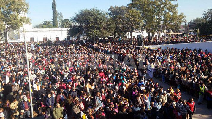 Una multitud participa de la fiesta grande del Sentildeor de los Milagros de Mailiacuten