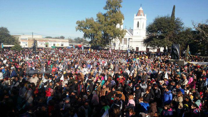 Una multitud participa de la fiesta grande del Sentildeor de los Milagros de Mailiacuten