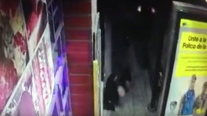 VIDEO Un bombero fue a comprar un alfajor y lo acribillaron a balazos