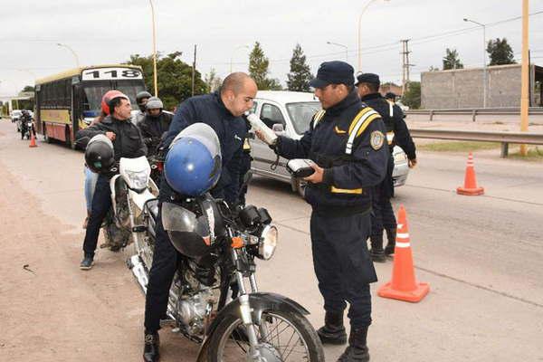 Se intensifican los operativos viales con la implementacioacuten de un alcoholiacutemetro
