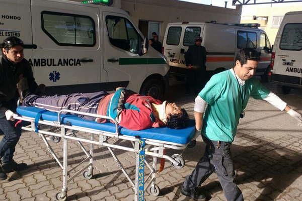 Chocoacute con un perro y cayoacute de la motocicleta 