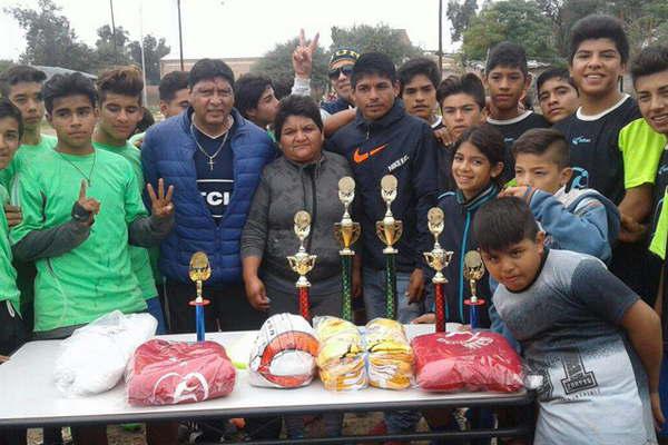 La provincia entregoacute elementos deportivos a varias entidades