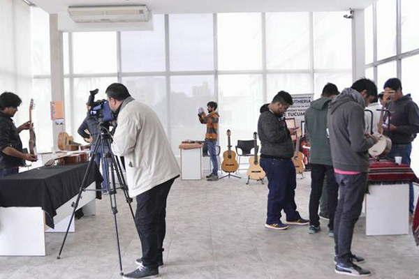 Finalizoacute con eacutexito el Primer Encuentro Regional de Luthiers