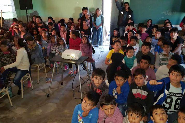 El cine móvil de la provincia llevó la magia del cine a la localidad de El Cruce 