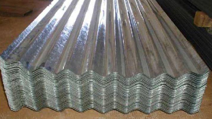 Mujeres en moto chocaron contra unas chapas una de ellas terminoacute desfigurada