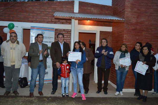 Varias familias de Robles acceden a maacutes viviendas sociales