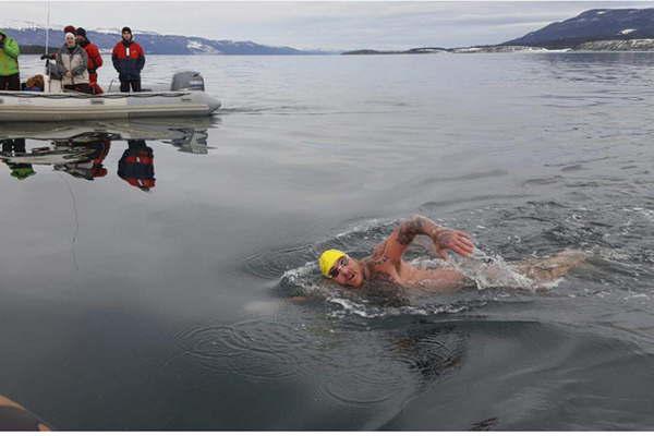 Primer cruce a nado del Canal de Beagle en el otontildeo