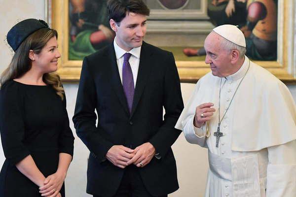 El papa Francisco recibioacute en reunioacuten privada al primer ministro de Canadaacute 