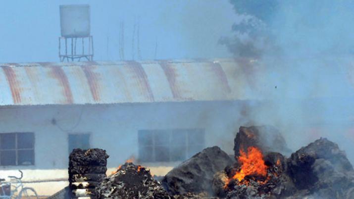 Voraz incendio consumioacute depoacutesito de una empresa de transportes