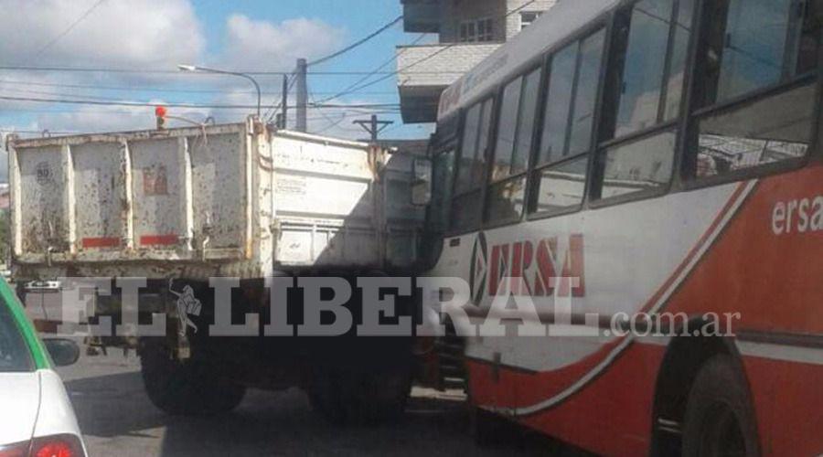 Violento choque entre interno de la liacutenea 114 y camioacuten