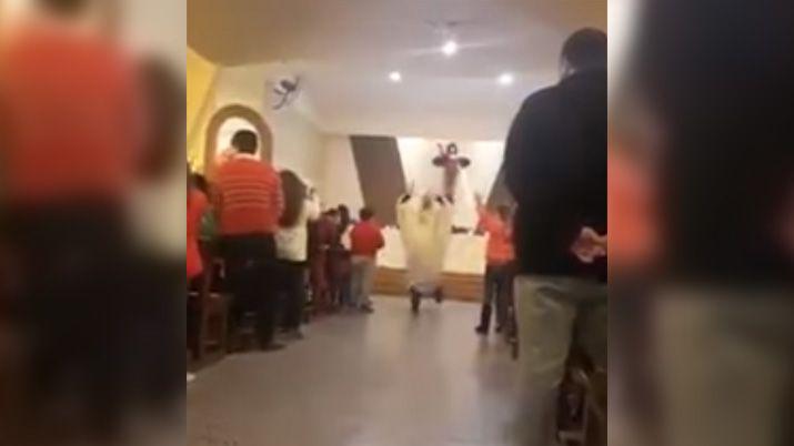 VIDEO  Un cura cantoacute y bailoacute Despacito durante la misa