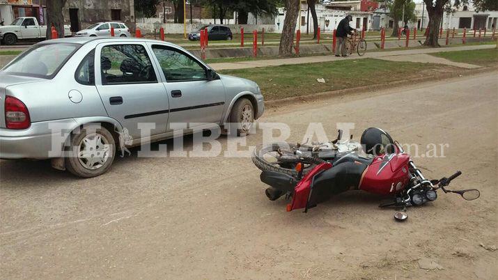 Una mujer internada luego de chocar un auto con su moto