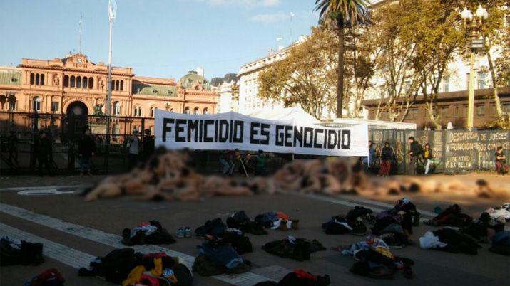 Maacutes de 100 mujeres se desnudaron para protestar contra los femicidios