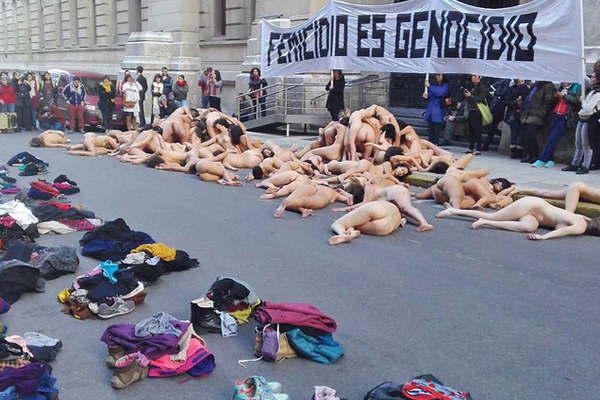 Mujeres se manifestaron desnudas frente al Congreso Casa Rosada y Tribunales