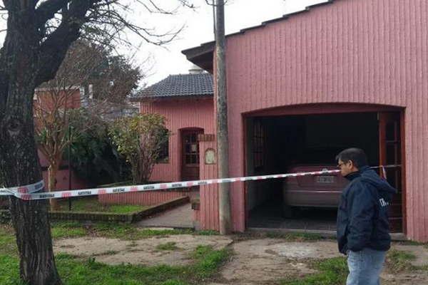 Un profesor de matemaacuteticas fue asesinado a puntildealadas en su casa
