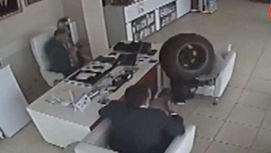 Insoacutelito- fue golpeado por una rueda dentro de una farmacia