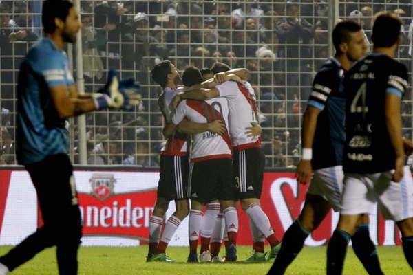 River fue contundente en Tucumaacuten y quedoacute a soacutelo un punto del liacuteder Boca