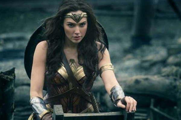 Prohiacuteben a la Mujer Maravilla en Liacutebano