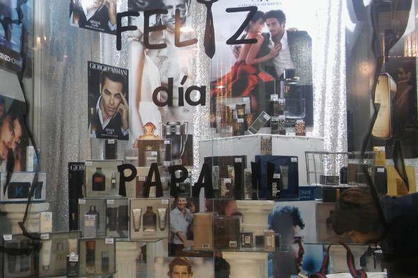 El comercio local auacuten no exhibe propuestas por el Diacutea del Padre pero ya llueven ofertas on line